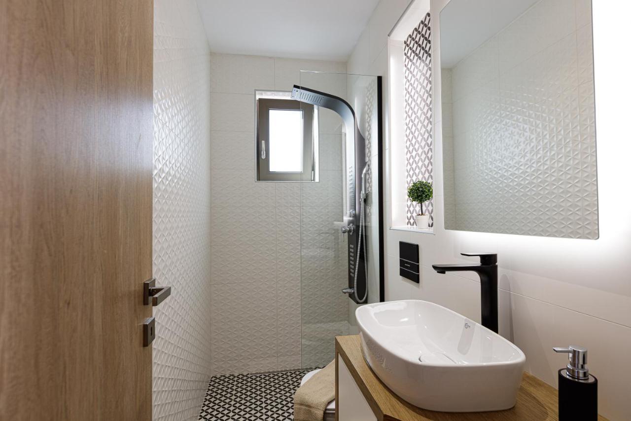 Koin Villa Sunrise, With Heated Pool & Whirlpool Perama  Екстериор снимка